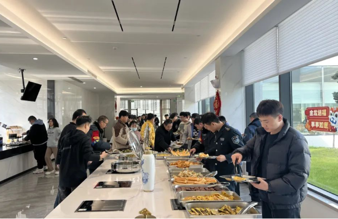 温暖迎春  共庆新年｜耀彩网光电后勤包管在行动